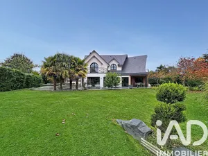 Architectural house at Franqueville-Saint-Pierre (76520)