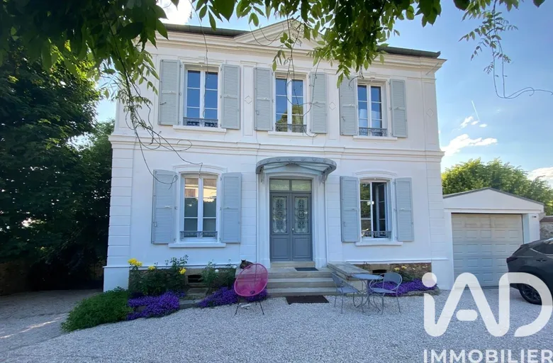 Maison 8 pièces 233 m² · à Saint-Germain-lès-Corbeil · 233 m² · 750 000 €
