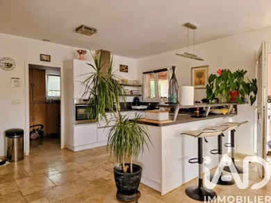 Maison traditionnelle à Saint-Paul-en-Forêt (83440)