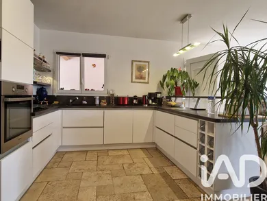 Maison traditionnelle à Saint-Paul-en-Forêt (83440)