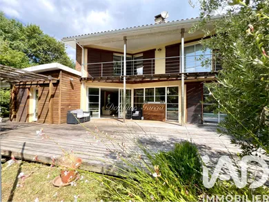 Architectural house in Salles (33770)