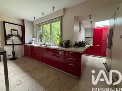 Architectural house in Bernot (02120)