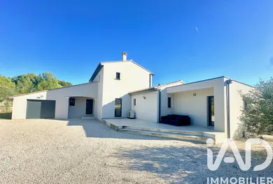 Architectural house in Uchaux (84100)
