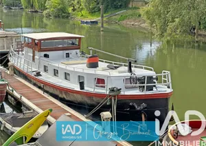 Barge at Poissy (78300)