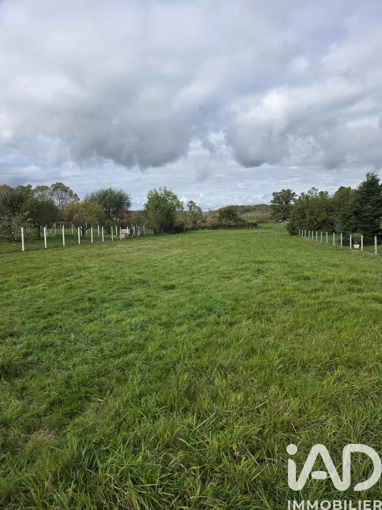 Terrain 2052 m² · à Saint-Gérand-le-Puy · 20 000 €