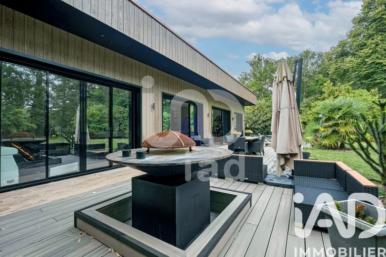 Maison 8 pièces 260 m² · à Lamorlaye · 260 m² · 950 000 €