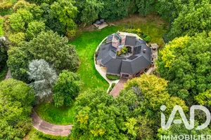 Architectural house at Saint-Prix (95390)