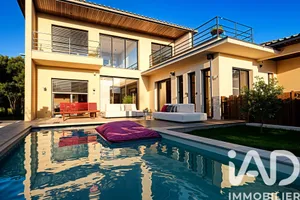 Architectural house at Mudaison (34130)