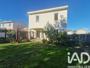 Traditional house at Saint-Laurent-des-Arbres (30126)