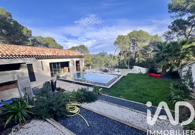 Architectural house at ROGNES (13840)