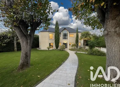 Architectural house at Noisy-le-Grand (93160)