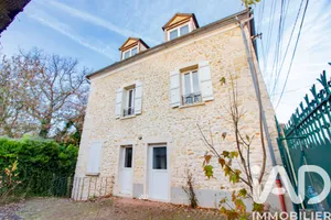 Building at Septeuil (78790)