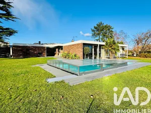 Architectural house at Freneuse (76410)