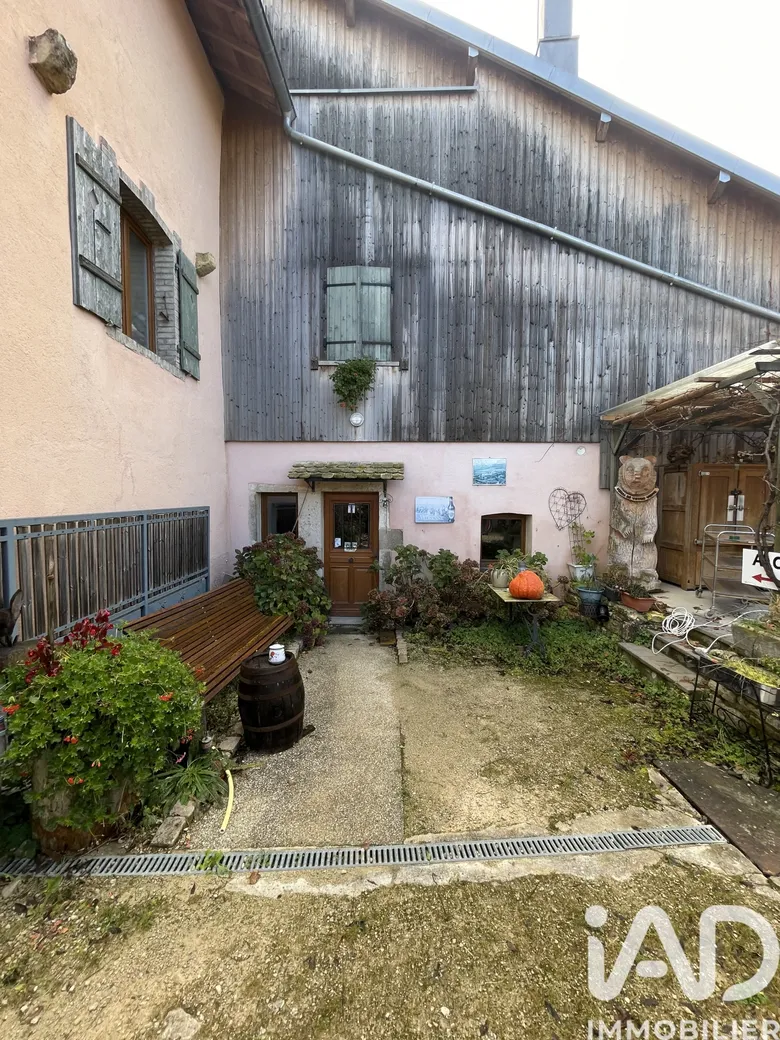 Maison 10 pièces 413 m² · à Naisey-les-Granges · 413 m² · 370 000 €