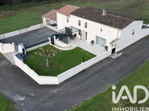 House at Mombrier (33710)