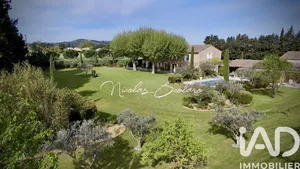 Mas at Cheval-Blanc (84460)