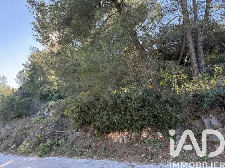 Terrain à bâtir à Le Luc (83340) · 129 500 €