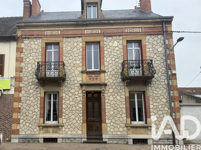 Maison 8 pièces 195 m² · à Dompierre-sur-Besbre · 195 m² · 165 000 €