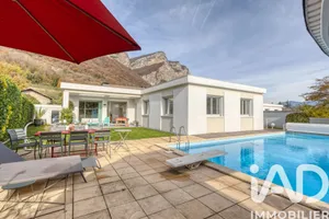 Architectural house at Crolles (38920)