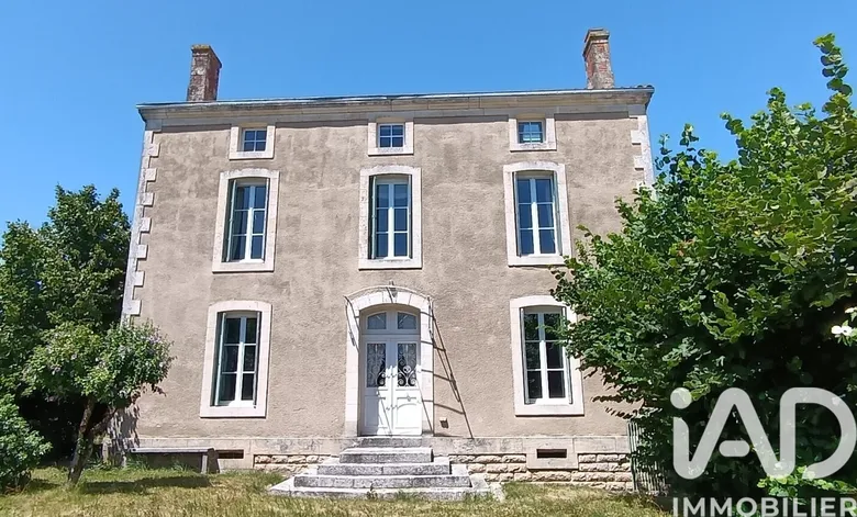 Maison 6 pièces 220 m² · à Beugnon-Thireuil · 220 m² · 285 000 €
