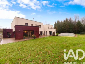 Architectural house at Résigny (02360)