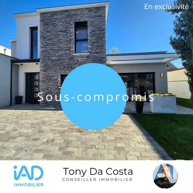 Architectural house in Ozoir-la-Ferrière (77330)