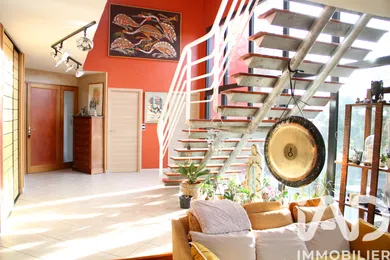 Architectural house at Couilly-Pont-aux-Dames (77860)