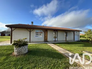 Traditional house at Terres-de-Haute-Charente (16270)