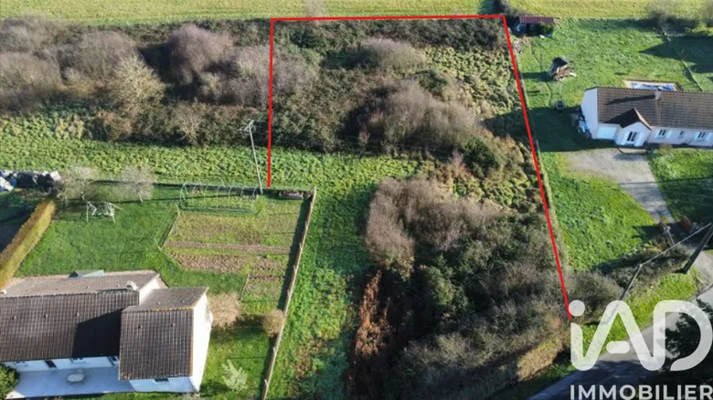 Terrain à bâtir à Dornes (58390) · 42 000 €