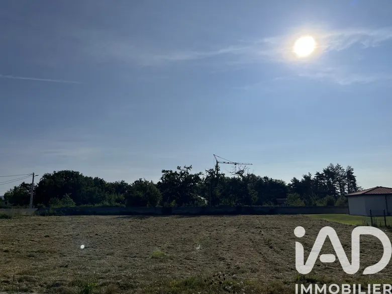 Terrain à bâtir à Orléat (63190) · 99 000 €