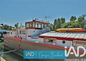 Barge in Saint-Mammès (77670)