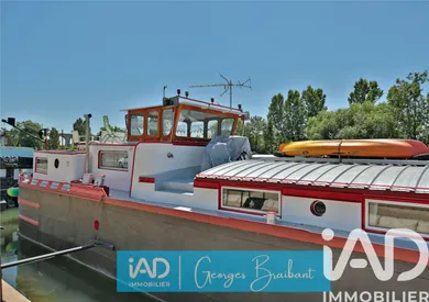 Barge in Saint-Mammès (77670)