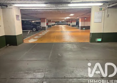 Parking à Paris (75010)