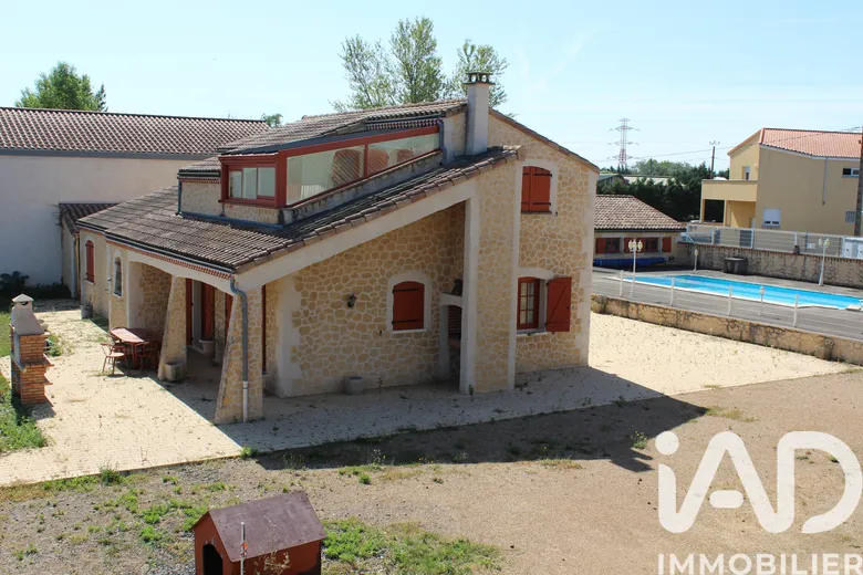 Immeuble 3 pièces 272 m² · à Les Martres-d'Artière · 272,3 m² · 590 000 €