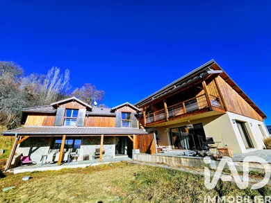 Chalet in Saint-Apollinaire (05160)