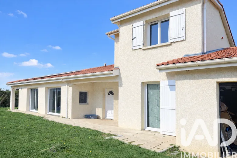 Maison 6 pièces 250 m² · à Saint-Victor-de-Cessieu · 250 m² · 395 000 €