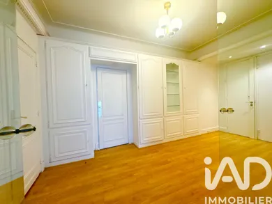 Apartment in Paris (75016)