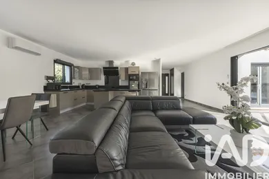 Architectural house in VENTABREN (13122)