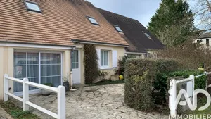 House in Avon (77210)