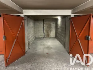 Parking in Paris (75017)