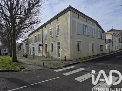 Building in Barbezieux-Saint-Hilaire (16300)
