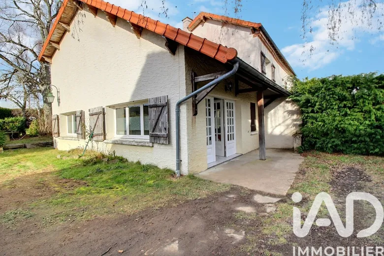 Maison 19 pièces 205 m² · à Combrailles · 205 m² · 274 000 €