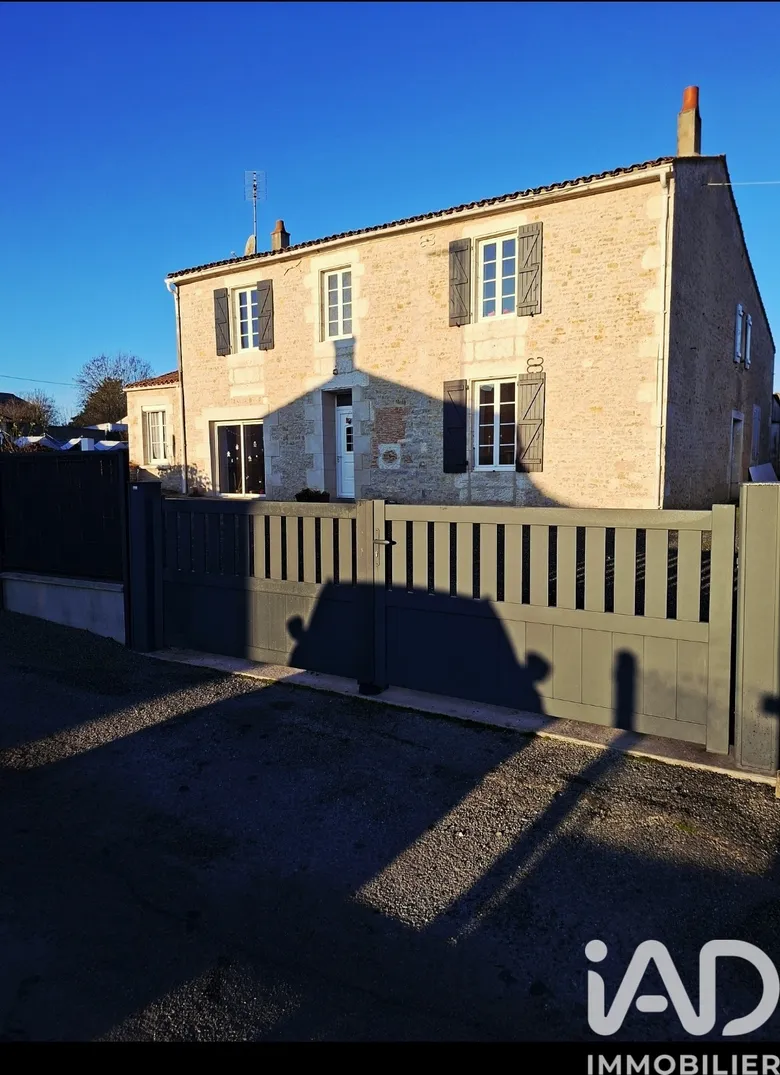 Maison 5 pièces 135 m² · à Saint-Jean-de-Beugné · 135,3 m² · 243 000 €