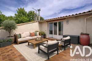 Townhouse in Beaucaire (30300)