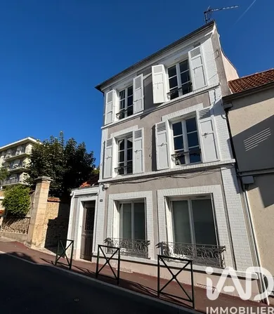 Townhouse in Garches (92380)