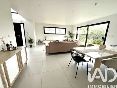Architectural house in Loire-Authion (49800)