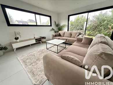 Architectural house in Loire-Authion (49800)