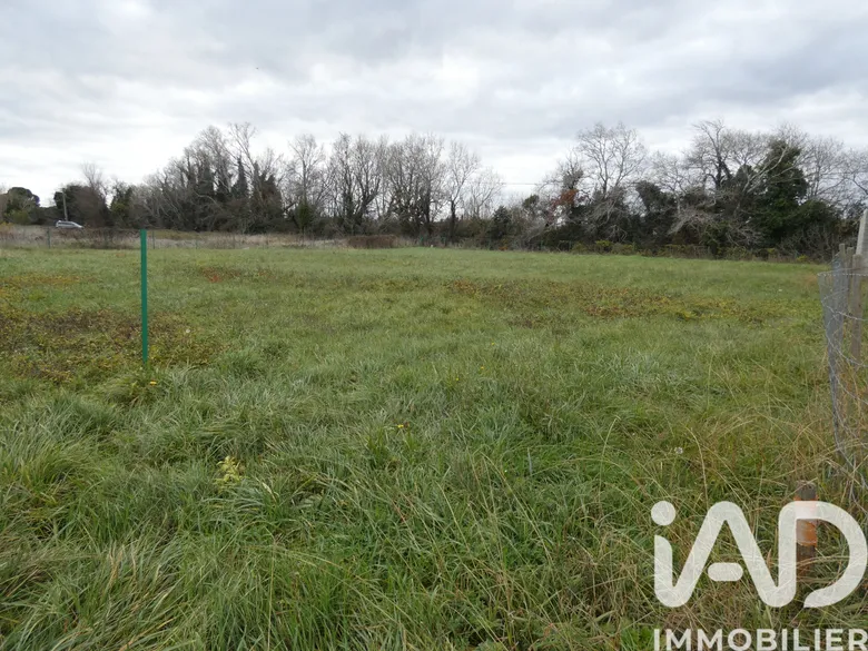 Terrain à bâtir à Donzère (26290) · 170 000 €