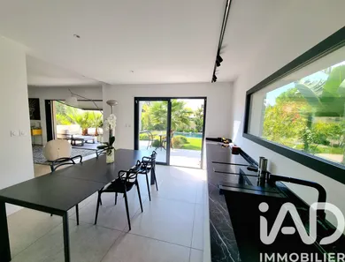 Architectural house in Marseille (13009)