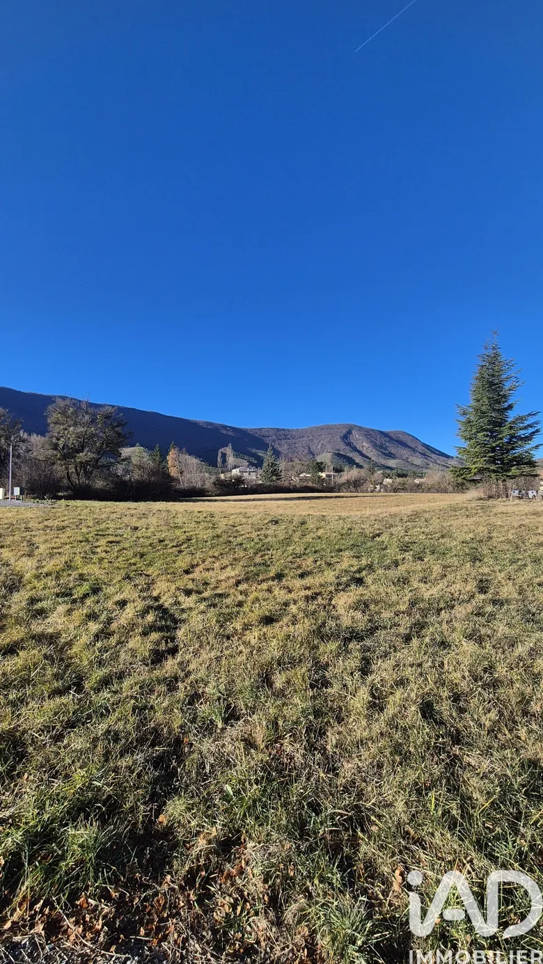 Terrain à bâtir à Les Omergues (04200) · 46 400 €